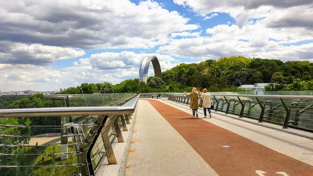 Glasbrücke über die Wolodymyrska-Hirka in Kyiv