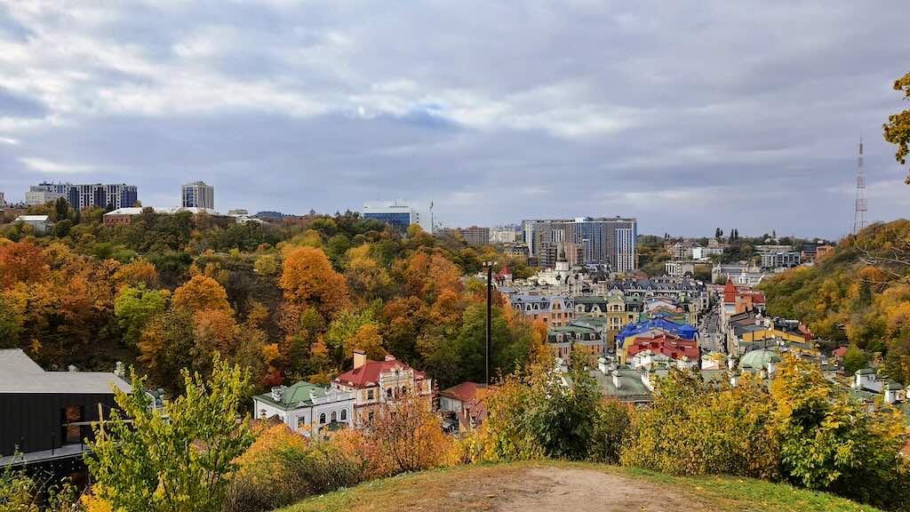 Blick vom Alt-Kyiver Hügel auf Podil und Wosdwyschenka in Kyiv