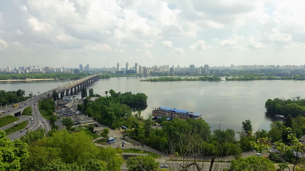 Blick vom Hryschko-Nationalen Botanischen Garten auf den Dnipro in Kyiv