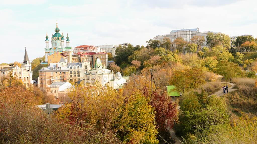 Blick vom Burgberg auf die Andreaskirche und den Andrijiwskyj Uswis in Kyiv