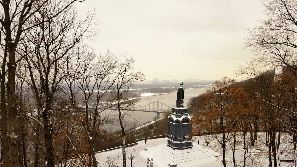Blick vom Wolodymyrska-Hirka auf den Dnipro und die Fußgängerbrücke in Kyiv